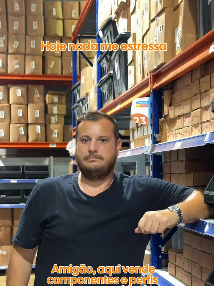 Integrante da equipe Supra no estoque de componentes.