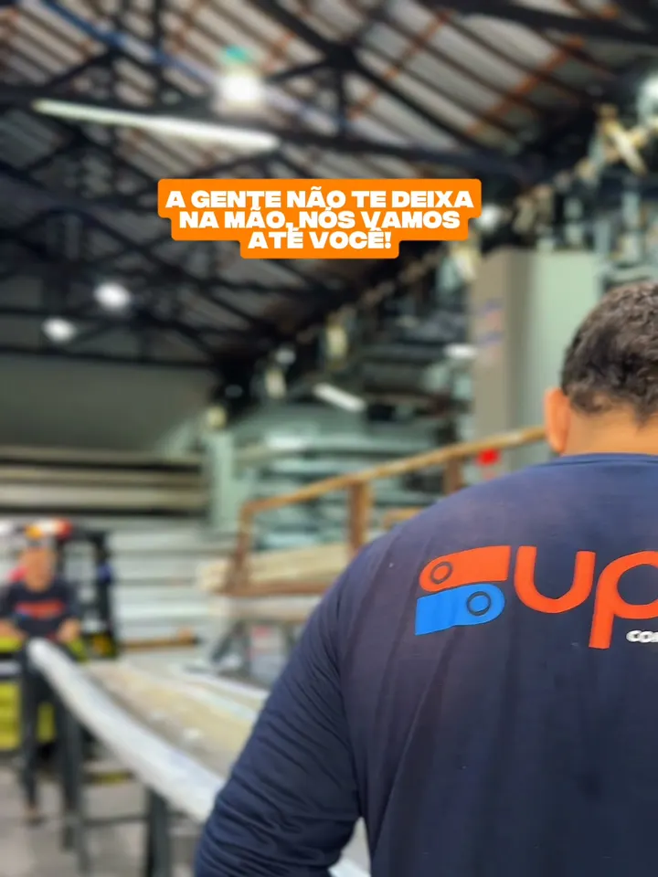 Equipe Supra no depósito de perfis de alumínio.