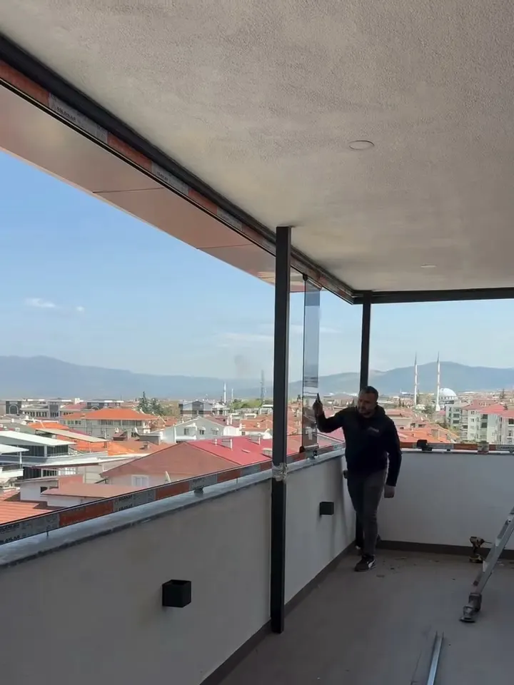 Obra com esquadrias de alumínio em varanda.